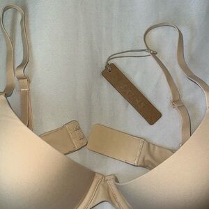 SKIMS Plunge Bra in Sand